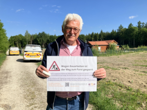 IEP-Mitarbeiter Ralph Baasch am Spazierweg Preysing Geräumt – gegenüber dem AEZ. Hier startet die IEP die Arbeiten für mehr Wärme aus Tiefengeothermie.