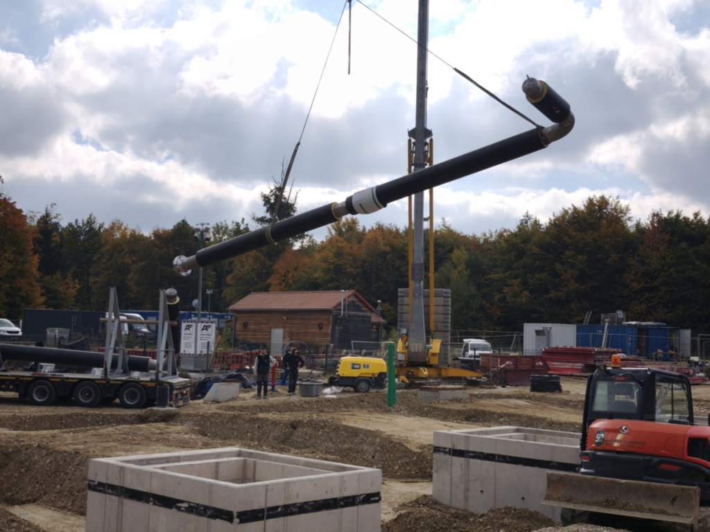 Die erste Thermalwasserleitung ist verlegt.