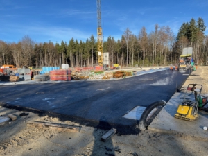 Wir asphaltieren die Bohrplatzumfahrung