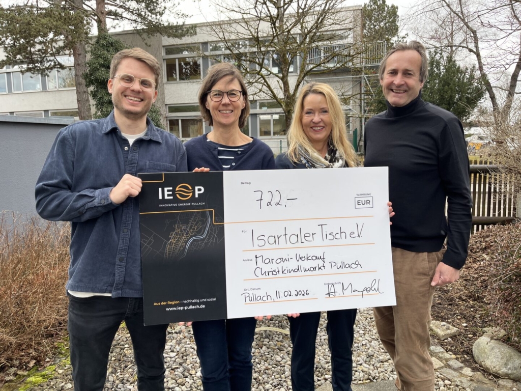 Heike Burges, 2. Vorständin und Schatzmeisterin des Isartaler Tisch e.V., freut sich über die 722 Euro-Spende für die vielen Bedürftigen, die auf die Unterstützung der Pullacher Tafel „Isartaler Tisch“ setzen.