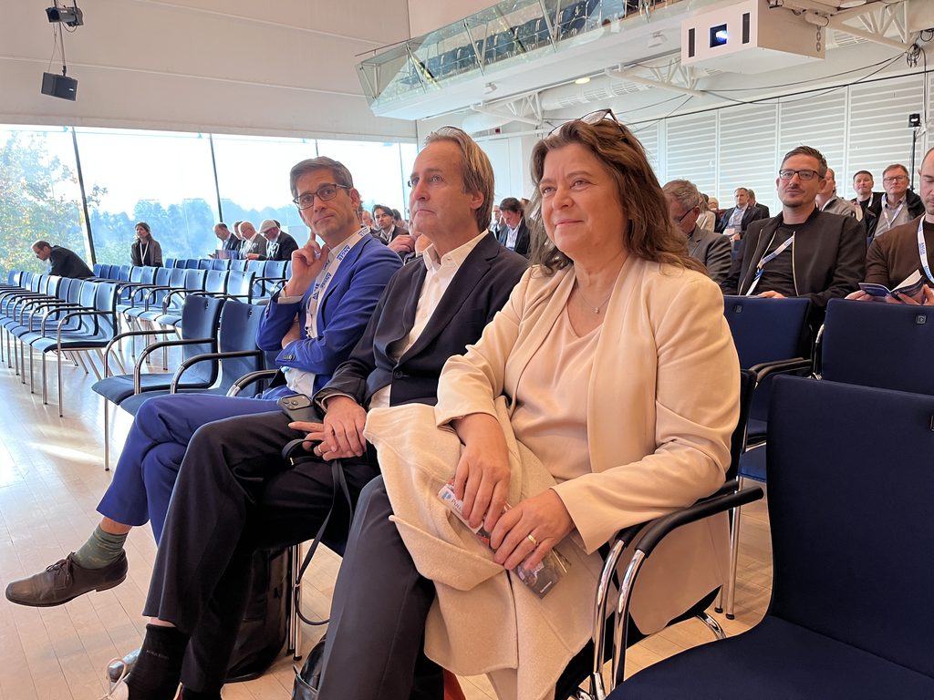 v.l.n.r.: Gunnar Braun, Geschäftsführer der Landesgruppe Bayern des Verbands kommunaler Unternehmen e.V. , IEP-Geschäftsführer Helmut Mangold und Christine Eisenmann, Erste Bürgermeisterin der Gemeinde Pullach i. Isartal.